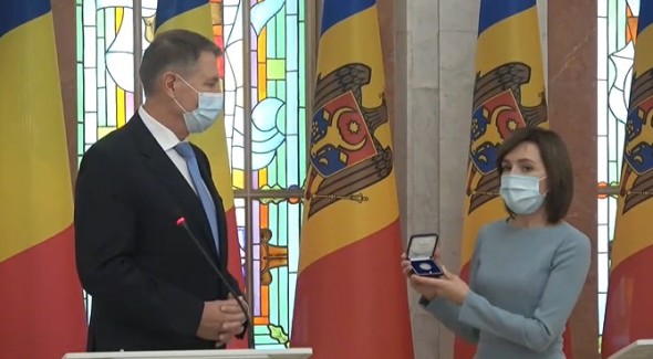 FOTO // Darul simbolic pe care l-a oferit Maia Sandu Președintelui României, Klaus Iohannis